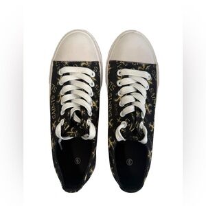 Officially Licensed FOCO New Orleans Saints Women s Low Top Canvas Shoes.
Size 6